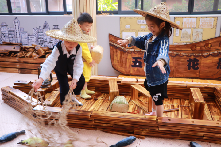 教育質量提升：2.孩子們自主設計、搭建的小漁船.png