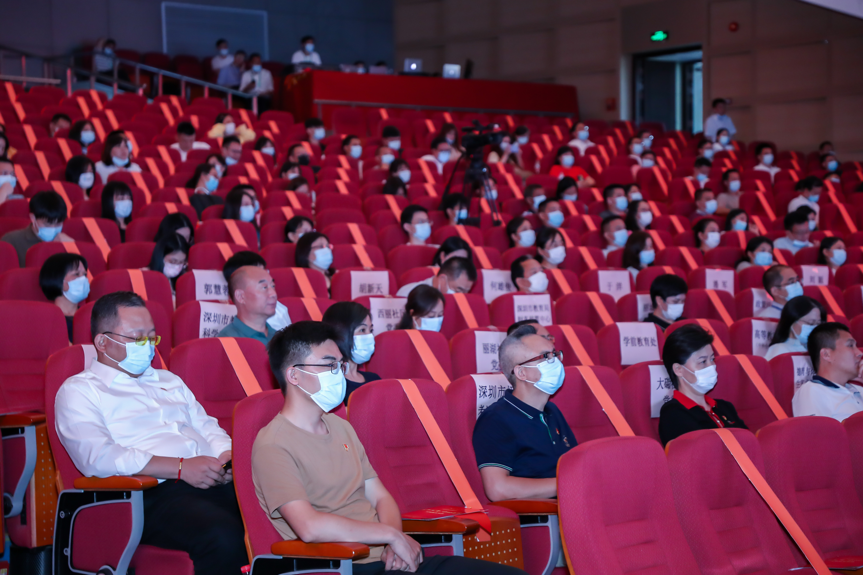 認真觀看1.JPG