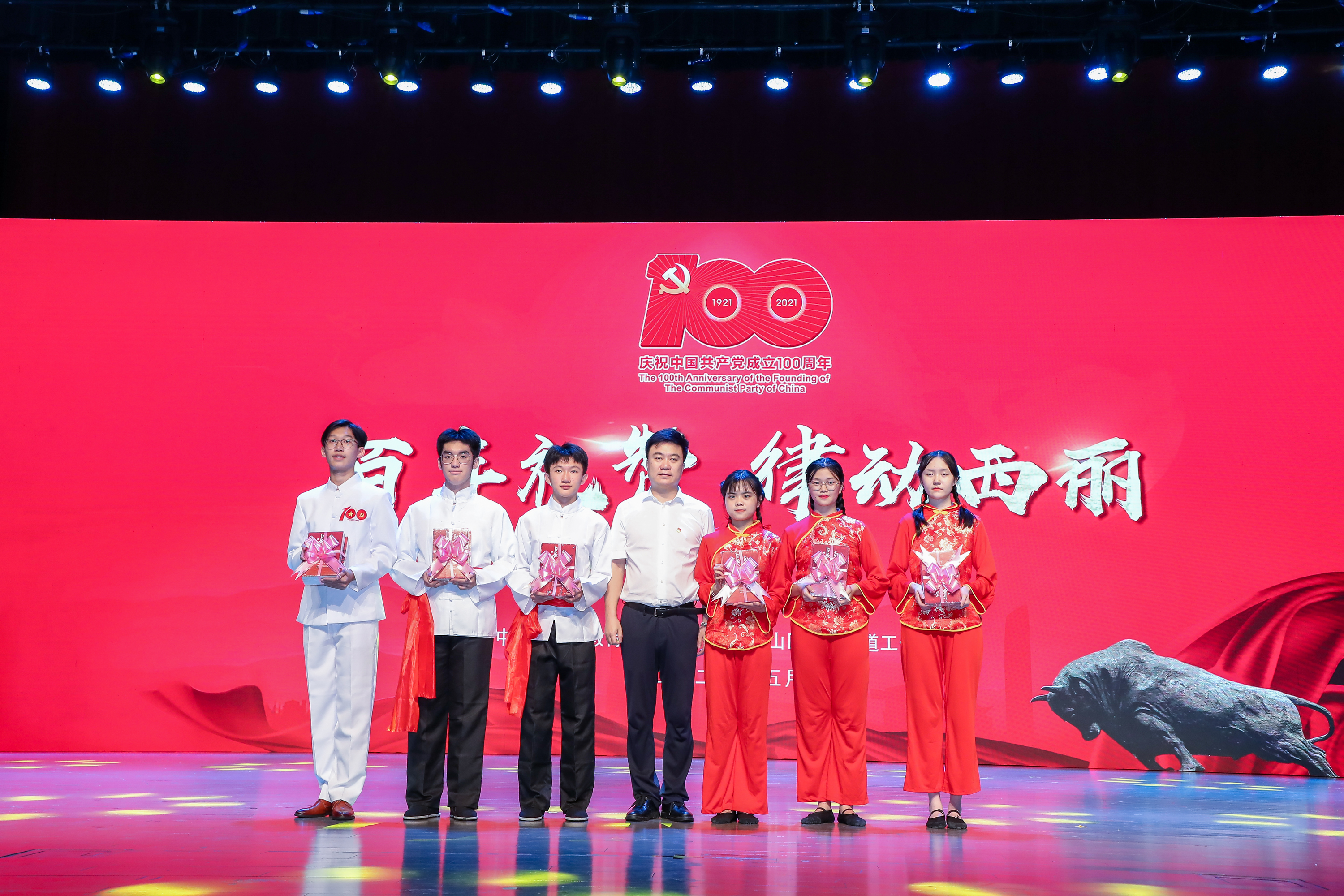 于局向市第二高級中學學生贈書.JPG